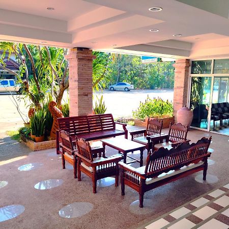 Thong Paeka Hotel Prasat Екстериор снимка