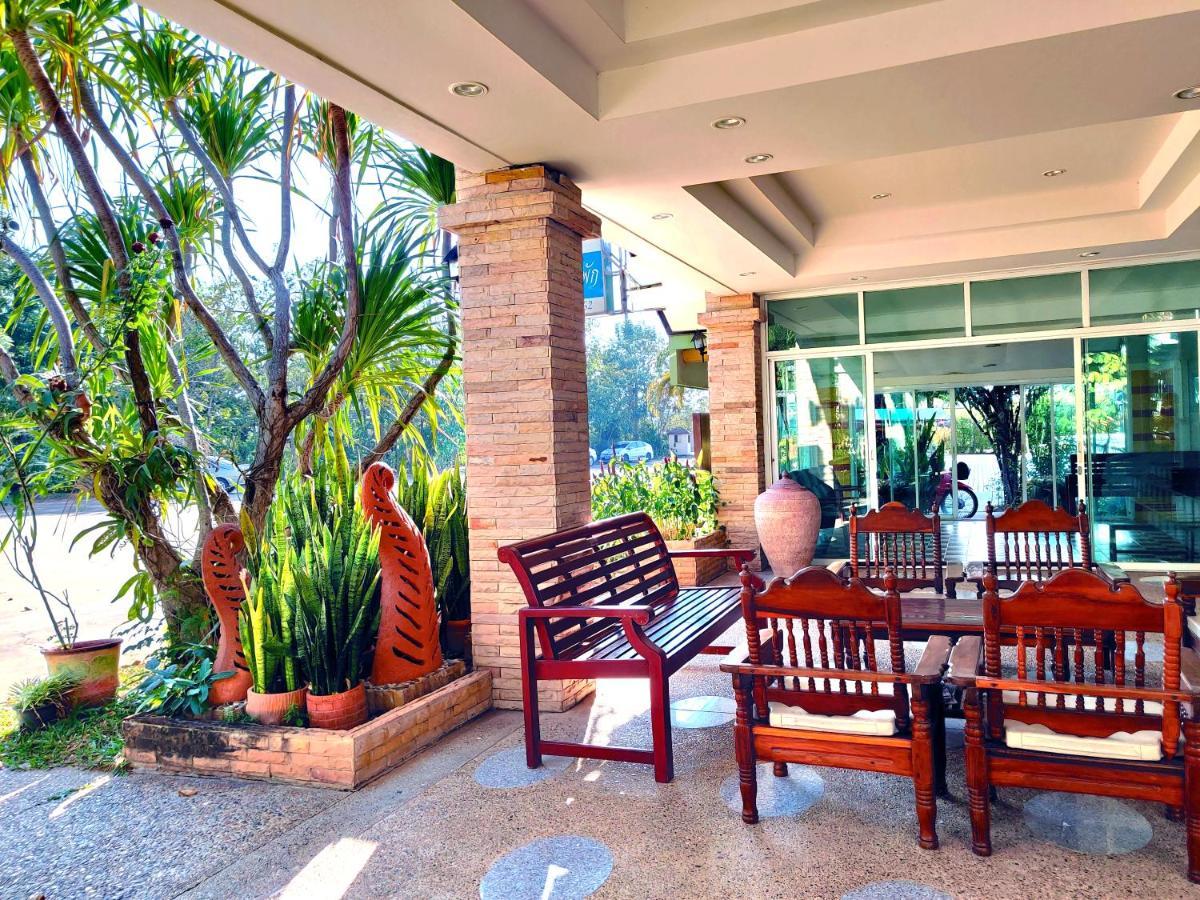 Thong Paeka Hotel Prasat Екстериор снимка