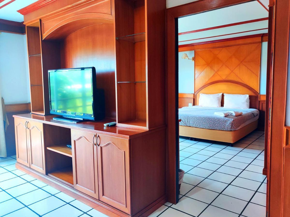 Thong Paeka Hotel Prasat Екстериор снимка
