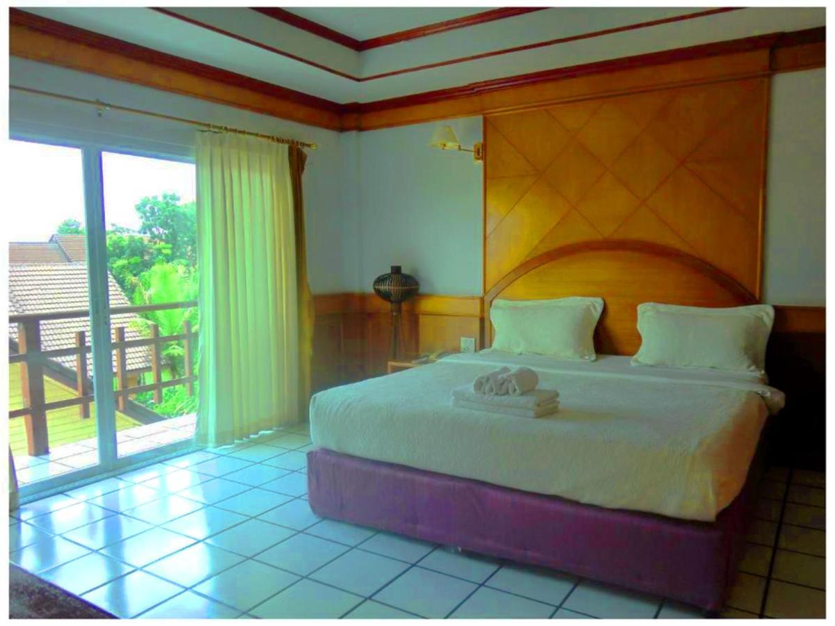 Thong Paeka Hotel Prasat Екстериор снимка