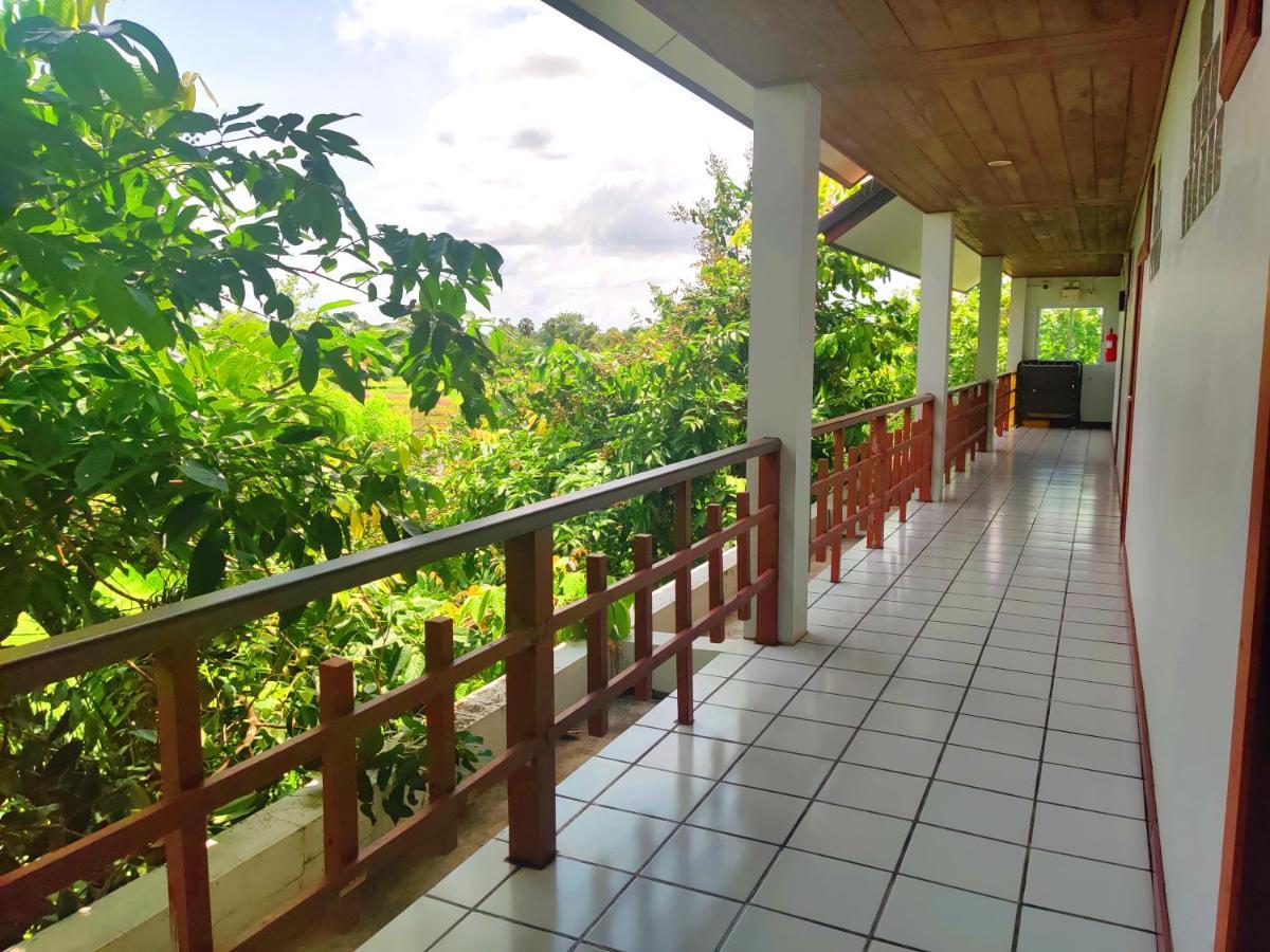 Thong Paeka Hotel Prasat Екстериор снимка
