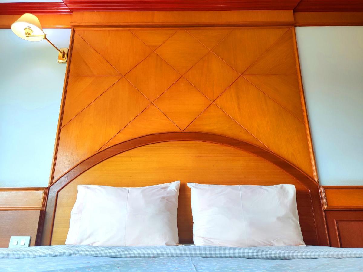 Thong Paeka Hotel Prasat Екстериор снимка