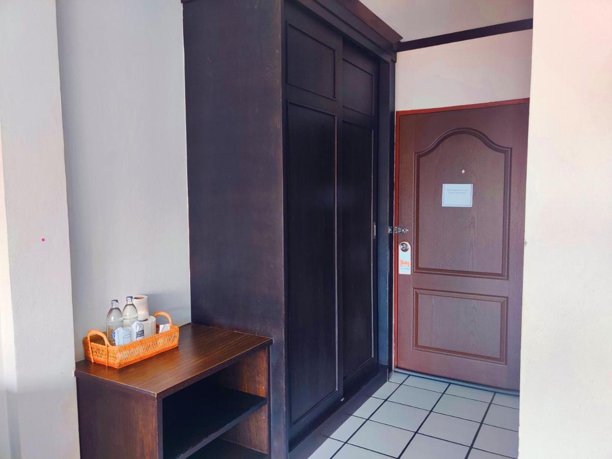 Thong Paeka Hotel Prasat Екстериор снимка