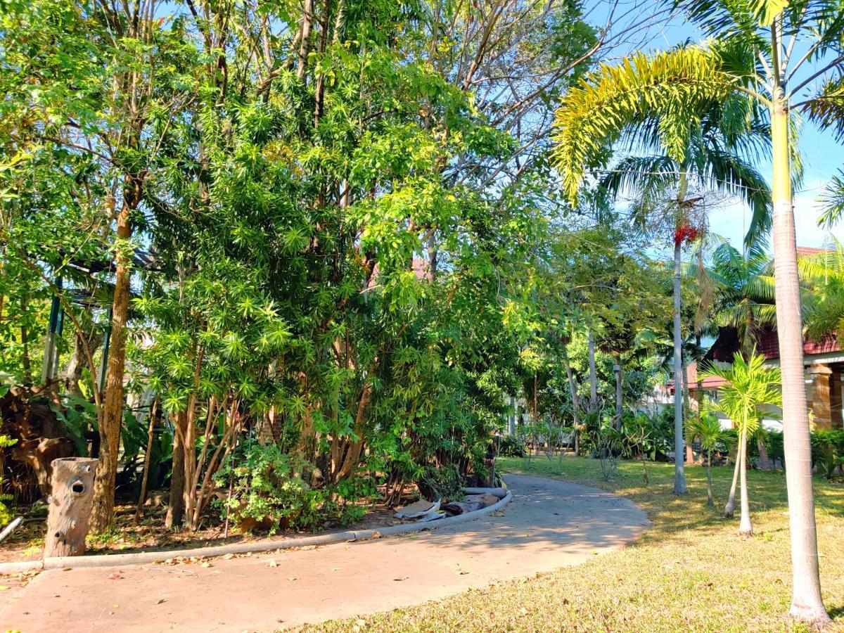Thong Paeka Hotel Prasat Екстериор снимка