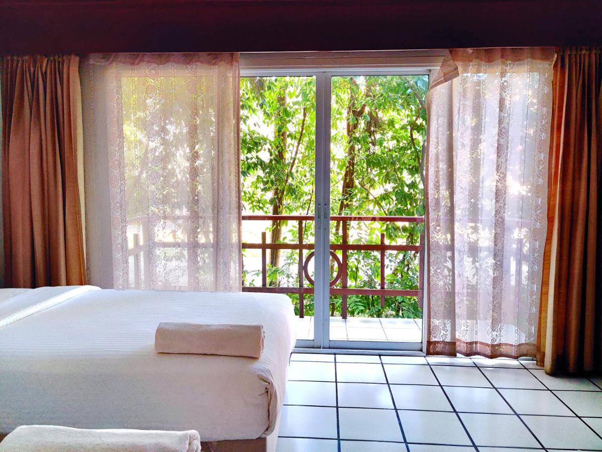 Thong Paeka Hotel Prasat Екстериор снимка