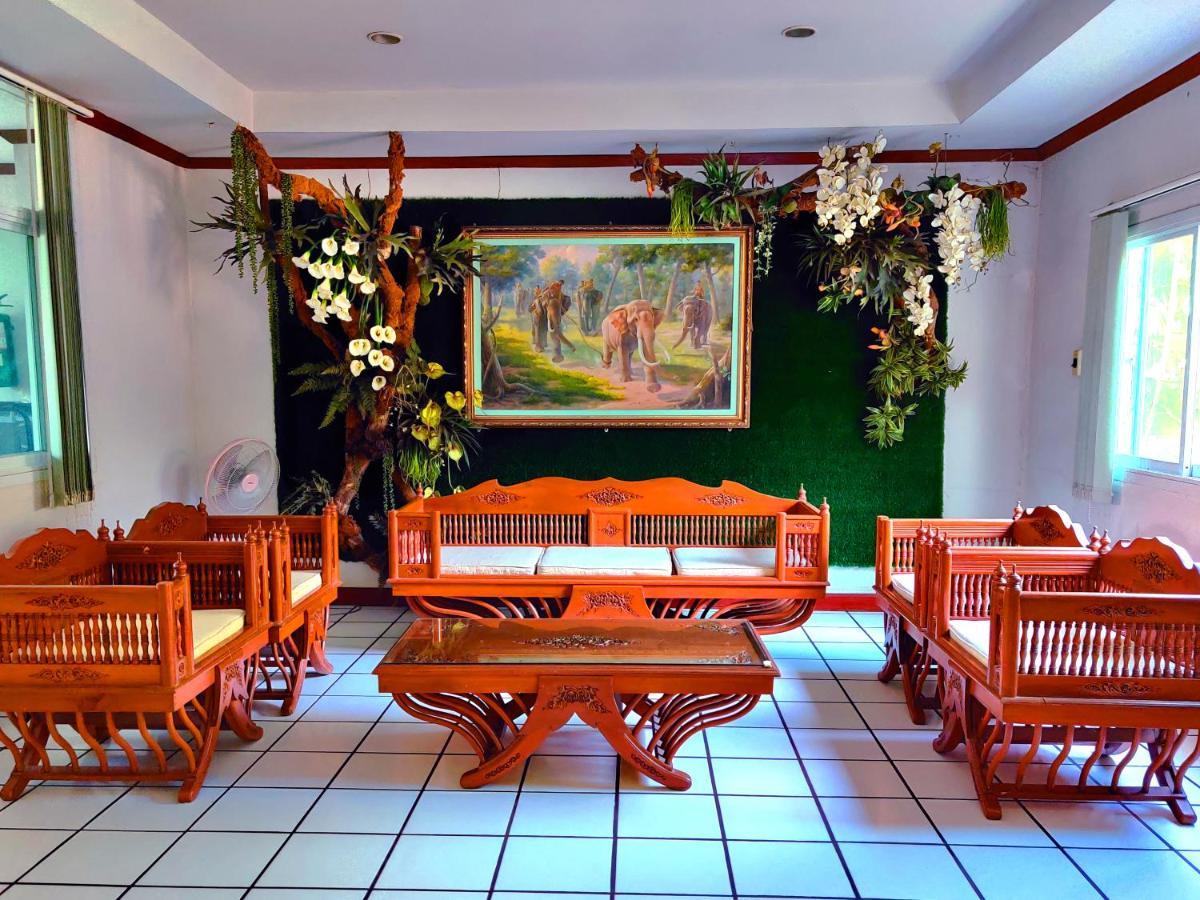 Thong Paeka Hotel Prasat Екстериор снимка