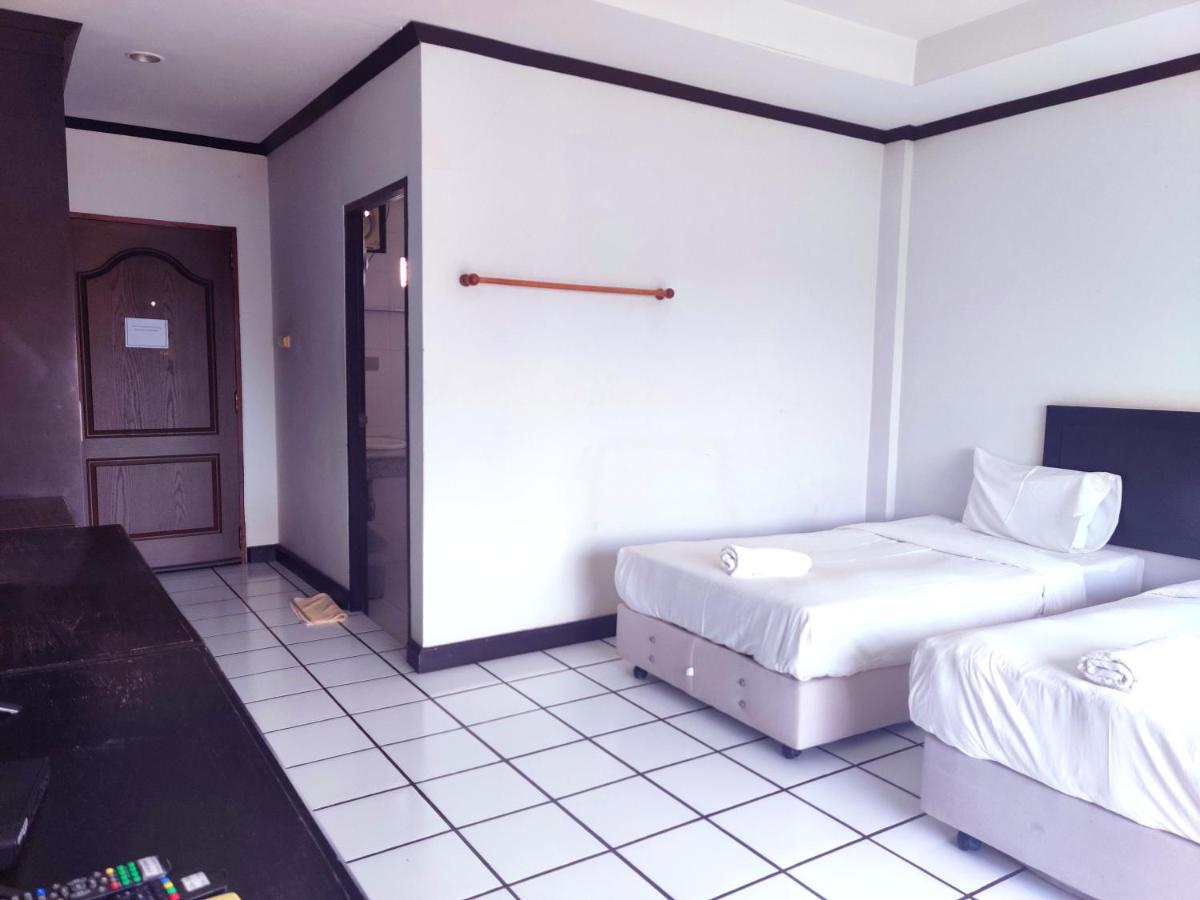 Thong Paeka Hotel Prasat Екстериор снимка