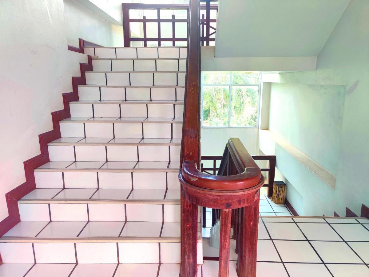 Thong Paeka Hotel Prasat Екстериор снимка