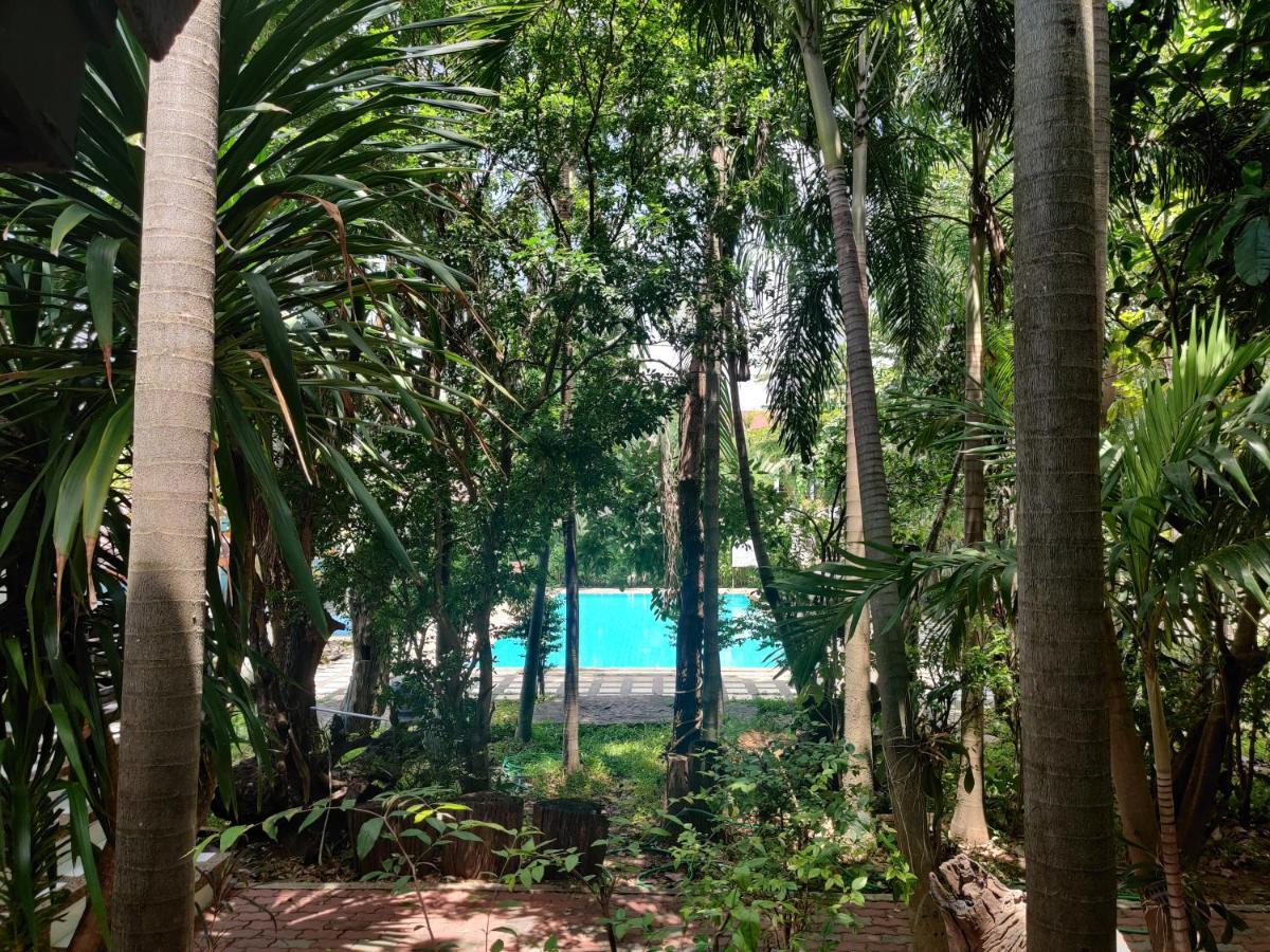 Thong Paeka Hotel Prasat Екстериор снимка