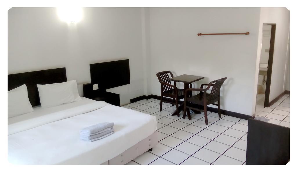 Thong Paeka Hotel Prasat Стая снимка