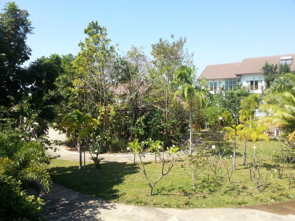 Thong Paeka Hotel Prasat Екстериор снимка