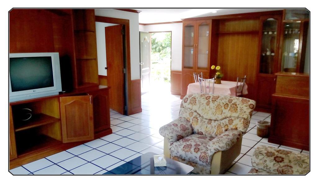 Thong Paeka Hotel Prasat Стая снимка