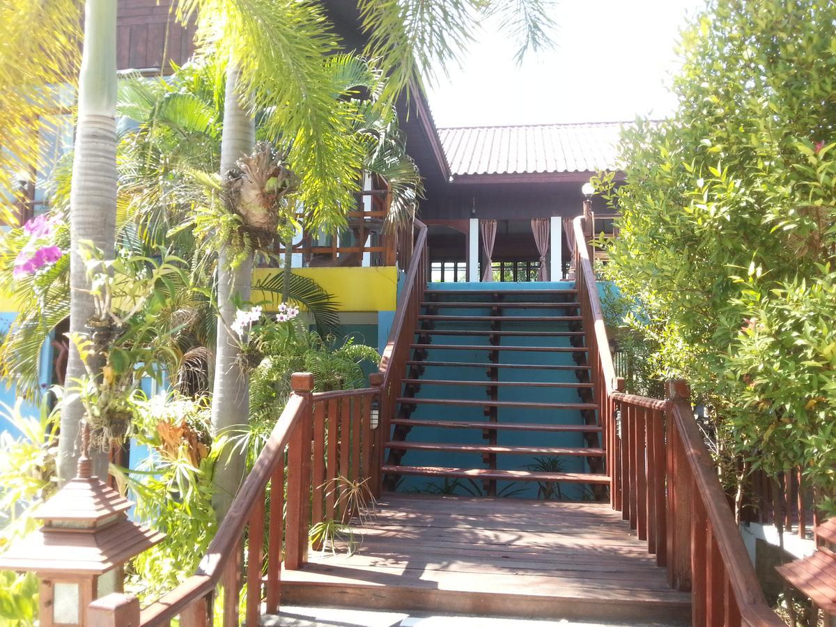 Thong Paeka Hotel Prasat Екстериор снимка
