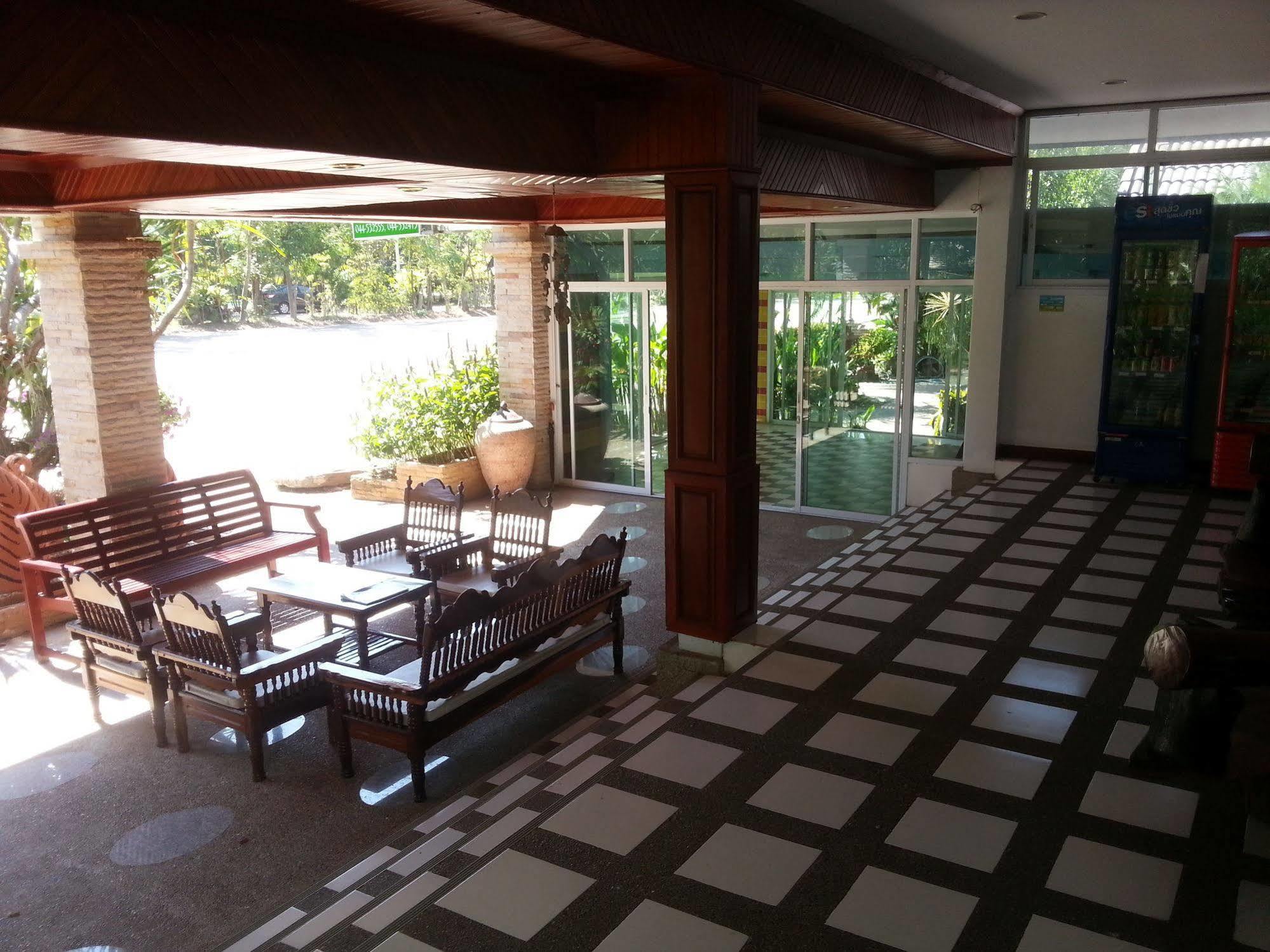 Thong Paeka Hotel Prasat Екстериор снимка