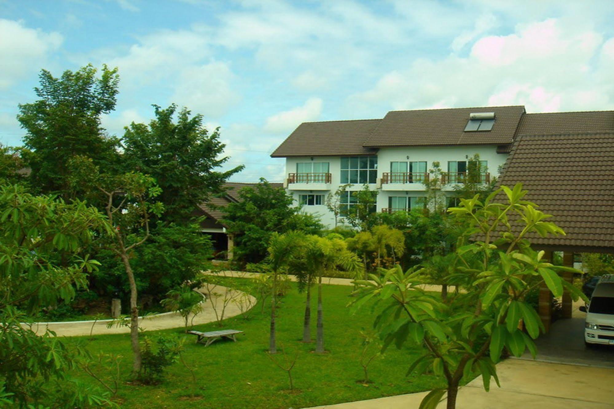 Thong Paeka Hotel Prasat Екстериор снимка