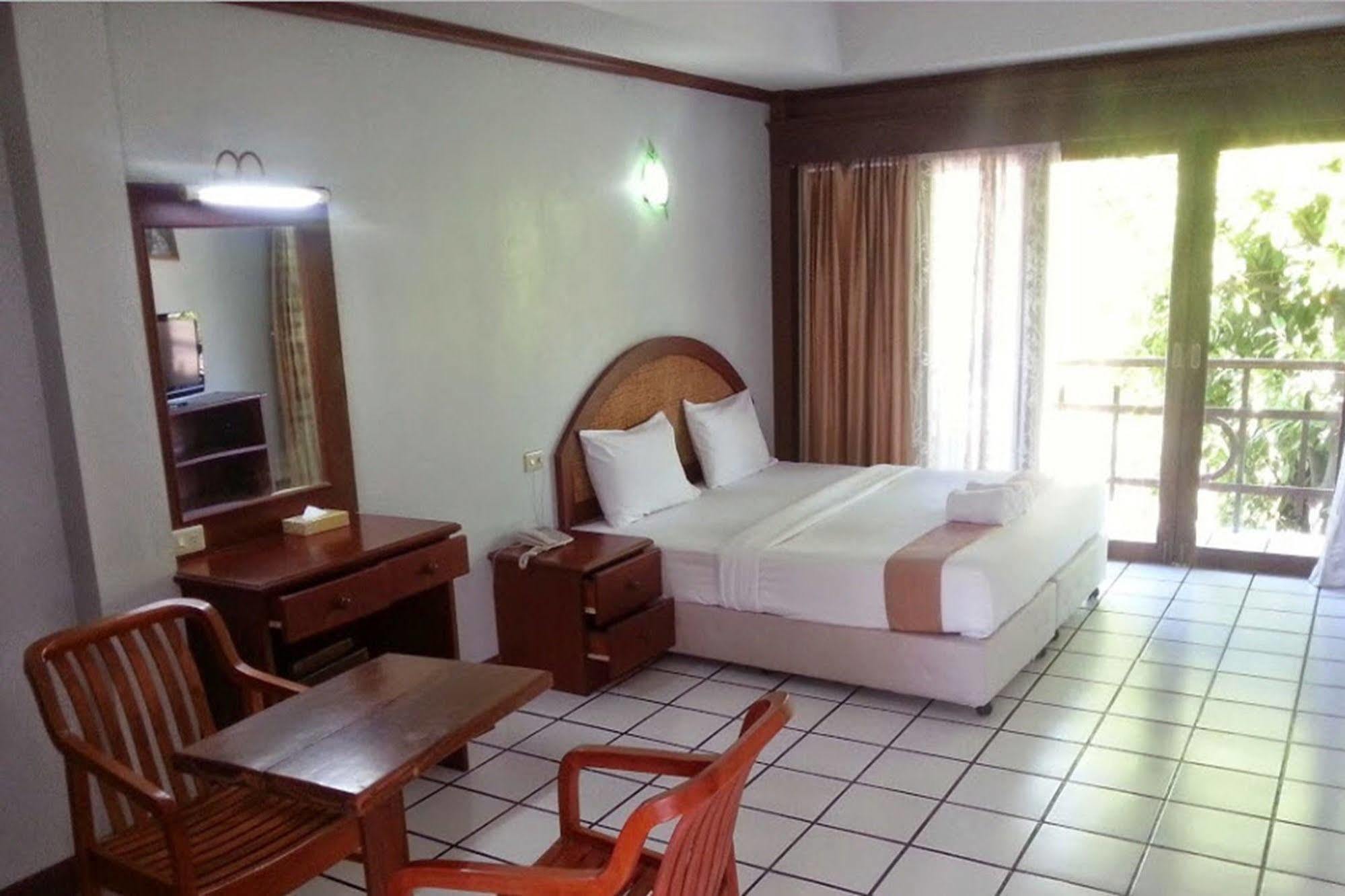 Thong Paeka Hotel Prasat Екстериор снимка